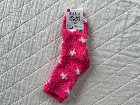 ダイソーの「ルームソックス（レディース、推しカラー、星柄、暖色）」