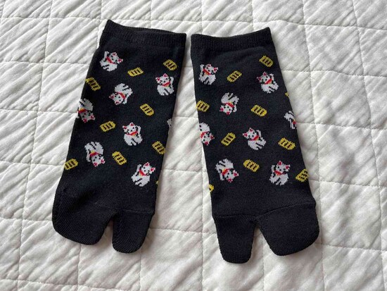 ダイソーの「レディース足袋ソックス（招猫）」は縁起もよさそう