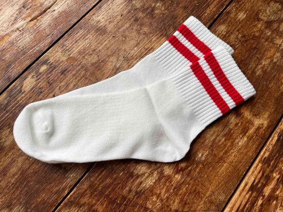 ダイソーの「抗菌防臭推しカラーソックス（2本ライン、暖色）」