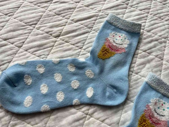 ダイソーの「もこもこブークレ　レギュラーソックス」はデザイン性あり