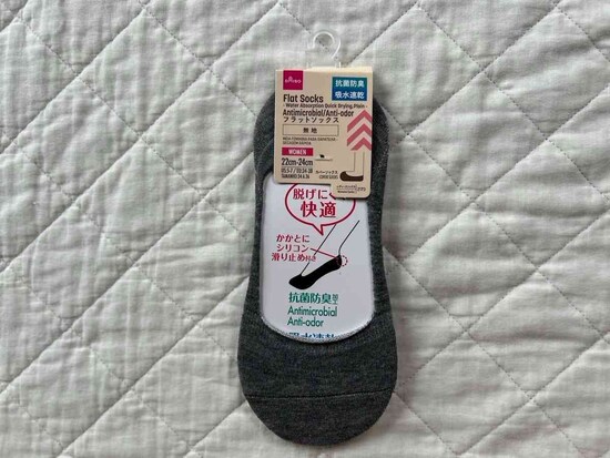 ダイソーの「フラットソックス（吸水速乾、抗菌防臭、無地）」