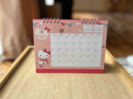 ダイソーの「卓上カレンダー（ハローキティ）」は棚や机に置ける