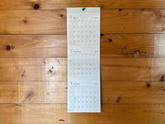 ダイソーの「2025年カレンダー（縦長、3ヶ月、カラフル）」