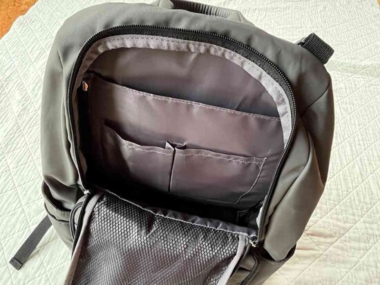 内側にはノートパソコンが入るポケットも