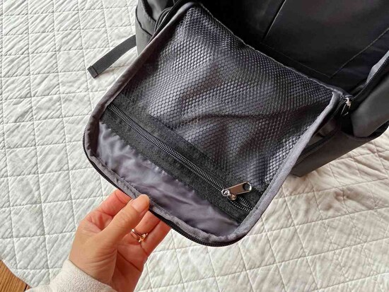 中身を確認しやすいメッシュポケット