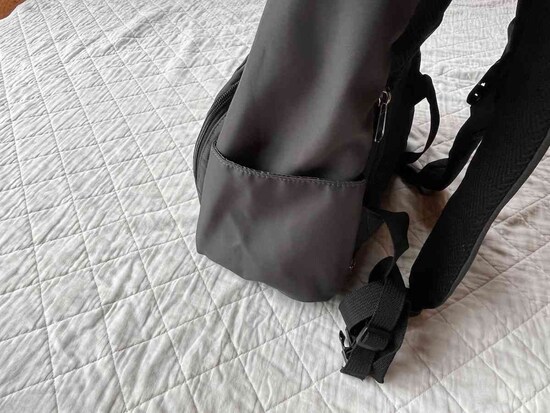 サイドポケットはペットボトルや折りたたみ傘を入れられる