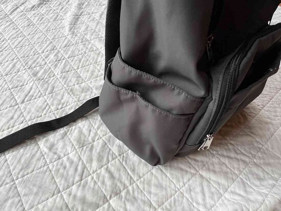 ボタンがついた2段式のポケット