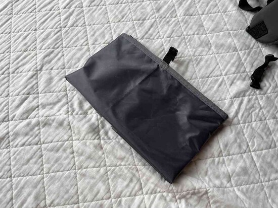 「高撥水マルチシートインマザーズリュック」にはシーツが付属されている