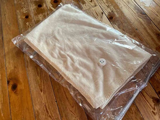 毛布を圧縮袋の大きさに合わせてたたんで入れる