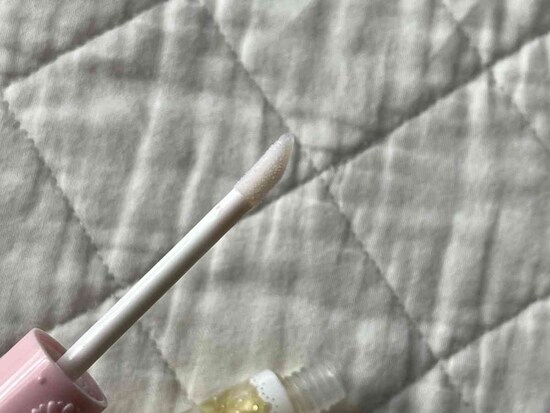 ダイソーの「BKTリップオイルA」を唇につけても色はつかない