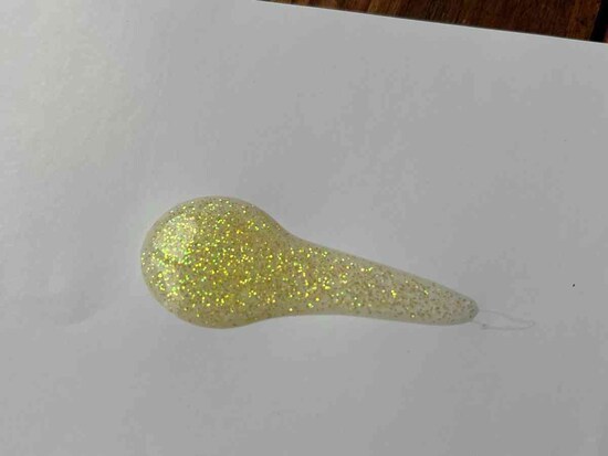 ダイソーの「アクリル絵の具（30mL、グリッターイエロー）」はキラキラした薄い黄色