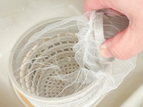 ヘアキャッチャーにストッキングタイプのネットを使うと汚れを逃さない