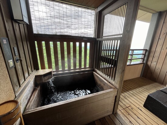 部屋の露天風呂でも、ボタンひとつで湯川の湯を堪能できる