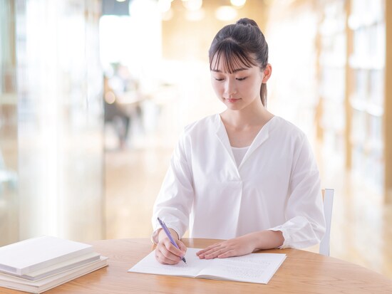 ペルソナに合わせて選ばれた女性モデルによるイメージ写真