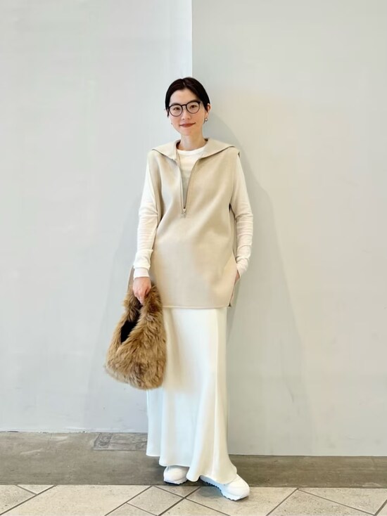 洋服からシューズまで、ベージュやホワイトのワントーンでまとめて　出典：WEAR