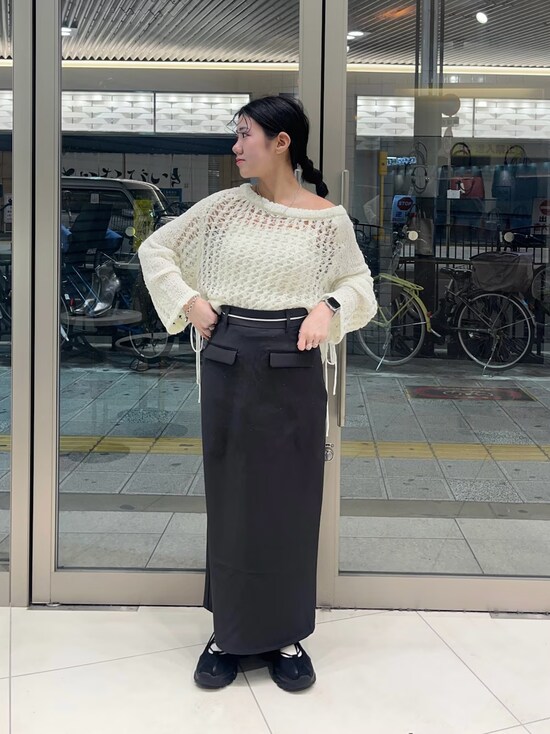 ざっくりとした風合いのメッシュニットはパンツと合わせて　出典：WEAR