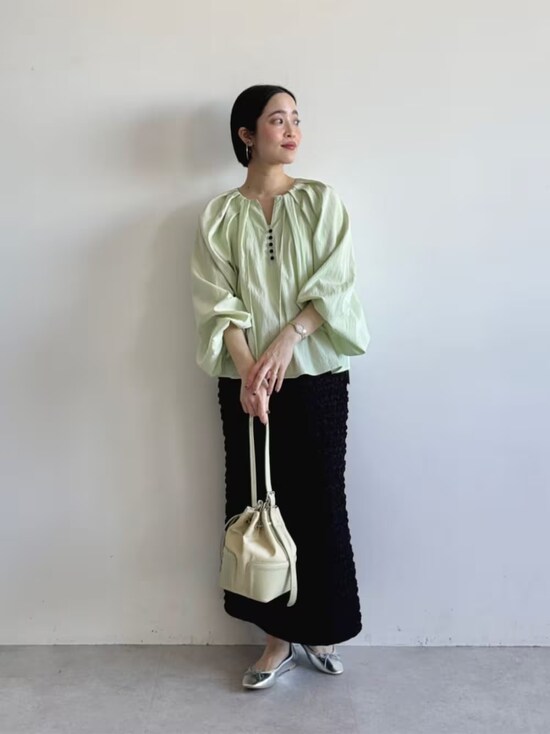 たっぷりと生地を使ったライトグリーンのブラウスがフェミニン　出典：WEAR