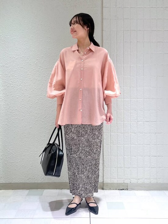トレンドのシアー素材で淡いピンクを取り入れて　出典：WEAR