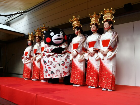 馬子にも衣装？＝1月8日、東京都中央区