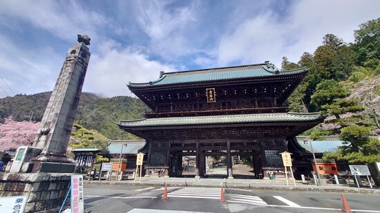 身延山久遠寺・三門