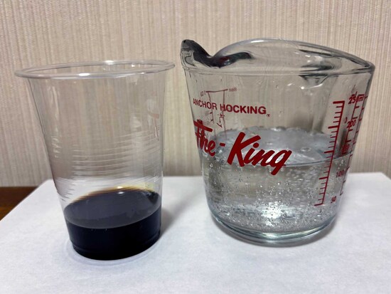 原液と炭酸水を計量したファイヤーキングの計量カップ