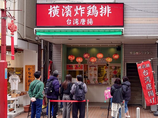 行列の絶えない人気店「横濱炸鶏排 横浜中華街本店」