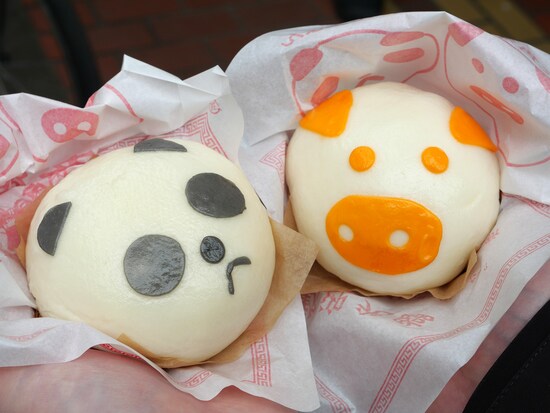 老維新「元祖パンダまん（410円）」と「豚角煮まん（410円）」