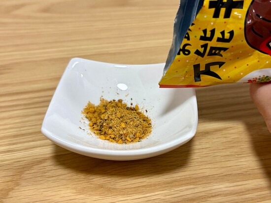 中には食塩、ガーリック、ペッパー、オニオン、パプリカ、粉末しょうゆ、赤唐辛子、バジル、パセリなどが入っています