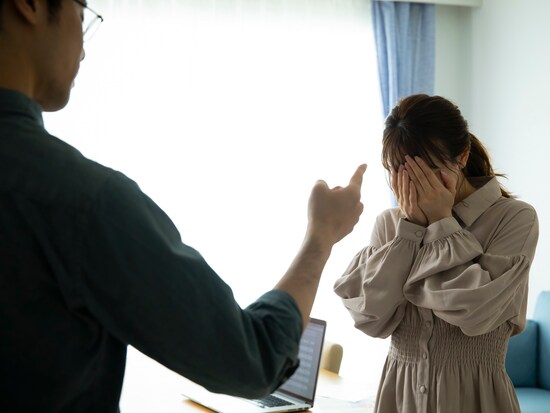 危機的なカップルほど相手を「下げる」