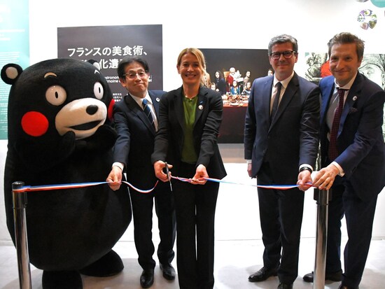 テープカットでも大活躍のくまモン＝4月14日、東京都新宿区
