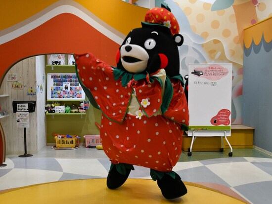 大好評のいちごの衣装で登場！＝4月29日、熊本市