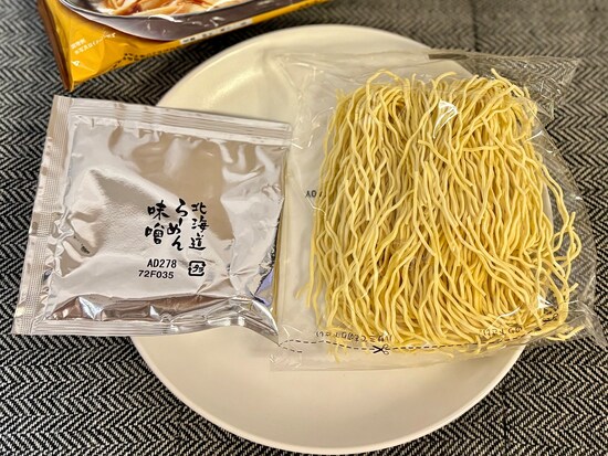 1人前分の麺とスープの素が入っています。北海道産にこだわったラーメンなのだそう