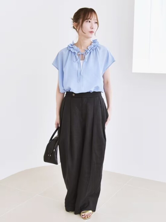 タック入りのワイドパンツもリネン素材で夏仕様に　出典：WEAR