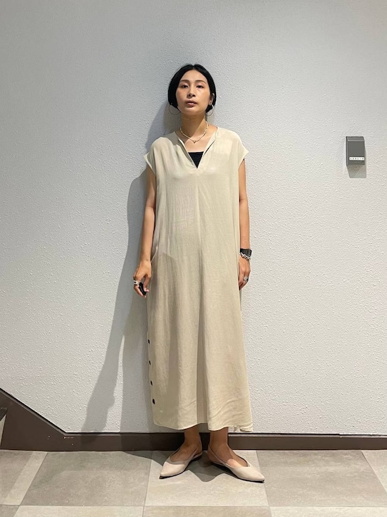 【OKコーデ】白やベージュなどの熱を反射してくれるカラーを選んで　出典：WEAR