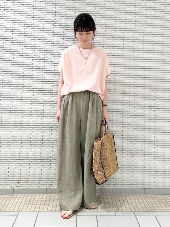 【OKコーデ】リネン系素材など、通気性の高いワイドパンツがあると重宝します　出典：WEAR