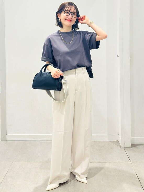 グレー＆ホワイトで足先まですらっと見える着こなしに　出典：StyleHint