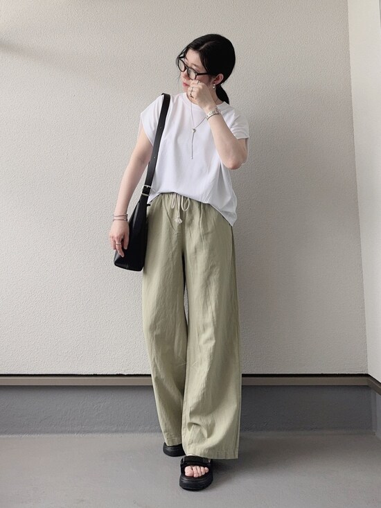 涼しげなベージュのパンツを合わせて爽やかに　出典：StyleHint