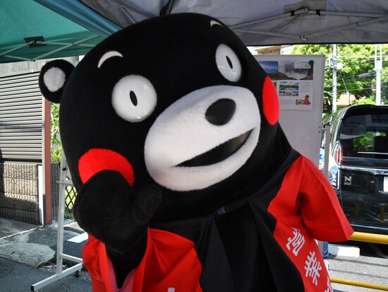 愛嬌をふりまくくまモン＝5月4日、東京都港区