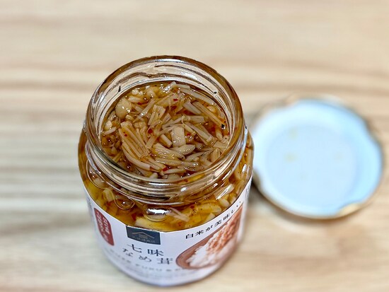 七味唐辛子入りのなめ茸は、食欲をそそるピリッとした辛みを楽しめます