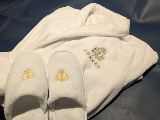 今まで体験したことのないふかふかのバスローブとスリッパも