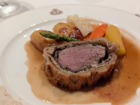 フォーマルの日には、英国の伝統料理「ビーフウェリントン」も登場！