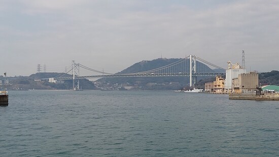 門司港レトロ地区から望む関門橋