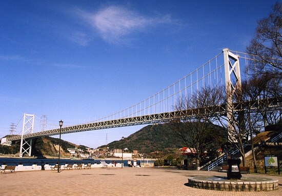 ノーフォーク広場から関門橋を望む