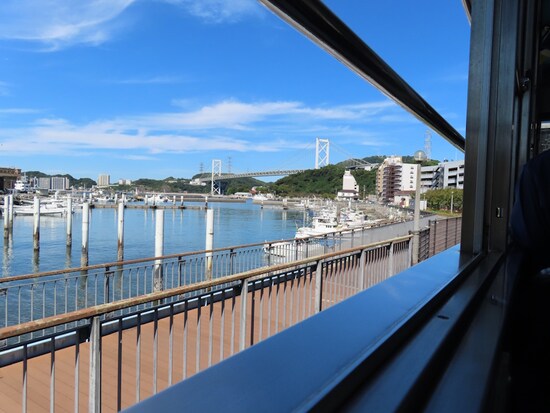 トロッコ列車「潮風号」の車窓から望む関門橋