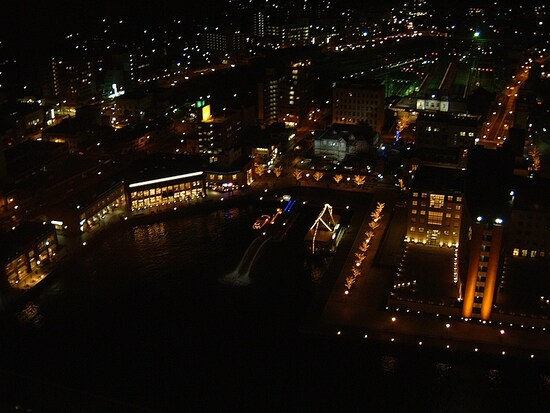 門司港レトロ展望室から門司港レトロの夜景を望む