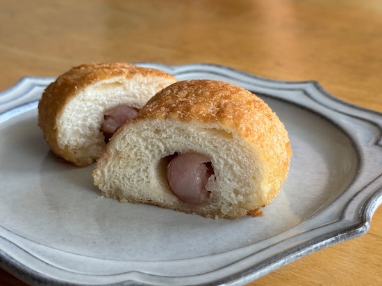 ほんのり甘みのある生地に、ソーセージのうまみがマッチ