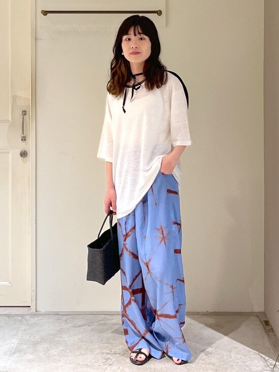 ゆったりとしたサイズで動きやすい柄ボトムスコーデ　出典：WEAR