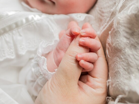 初孫をもっとかわいがりたかったのに……（画像出典：PIXTA）