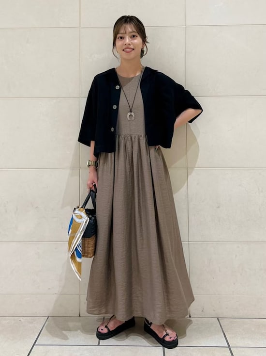 【OKコーデ】上半身をコンパクトに見せるショート丈の羽織があると便利　出典：WEAR