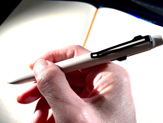 「ジェットストリーム プライム 3色ボールペン」（3850円）のベージュ